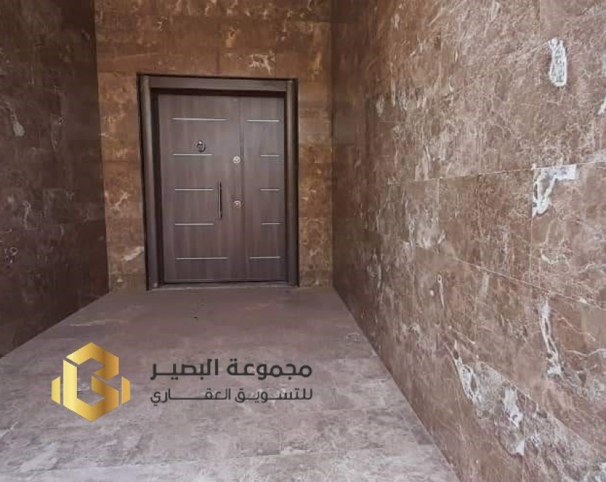 V361 فيلا خدمية سكنية في حي الدولار