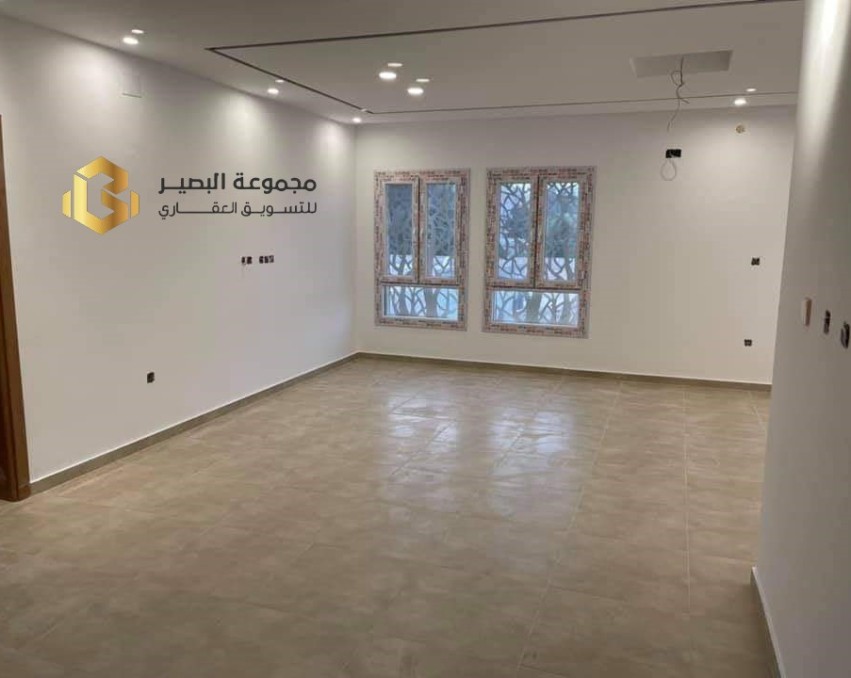 V402 فيلا سكنية من 3 طوابق في الحدائق